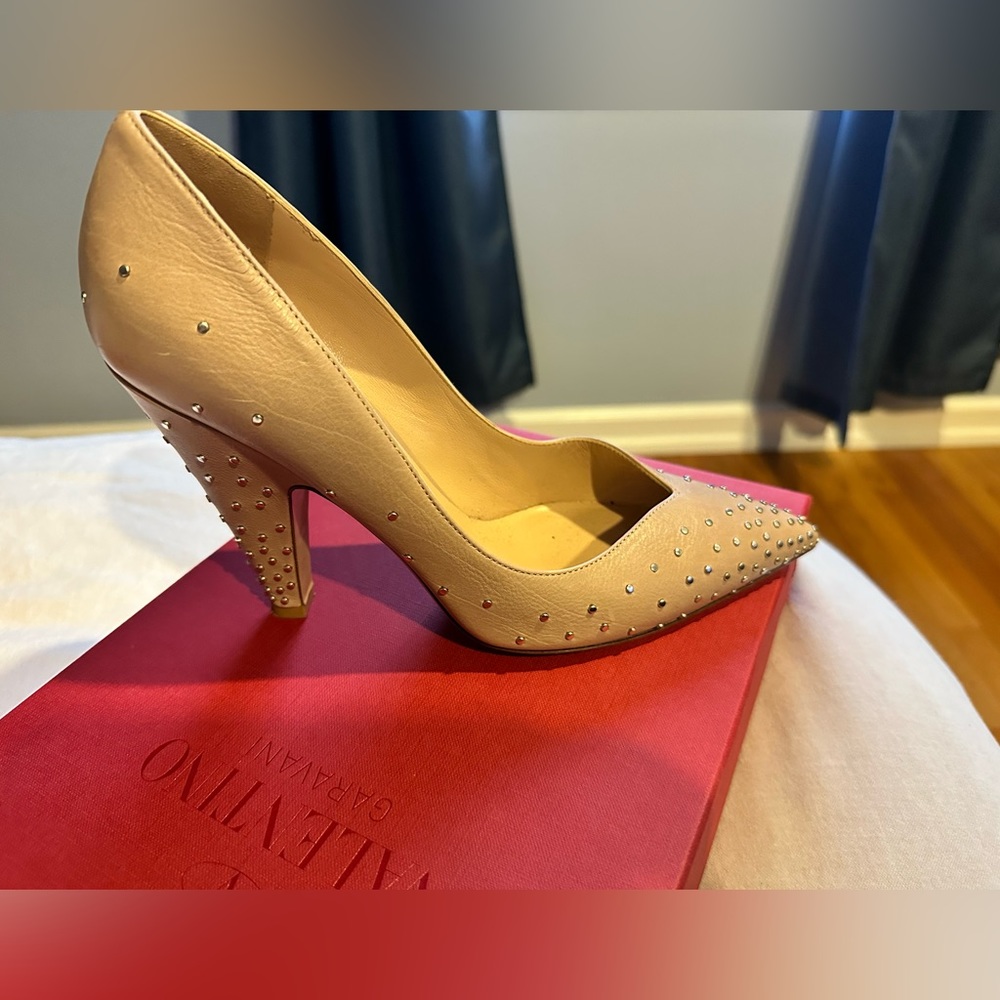 VALENTINO BLUSH / TAN HEELS WITH STUDS. WORN TWICE. SIZE 7.5.